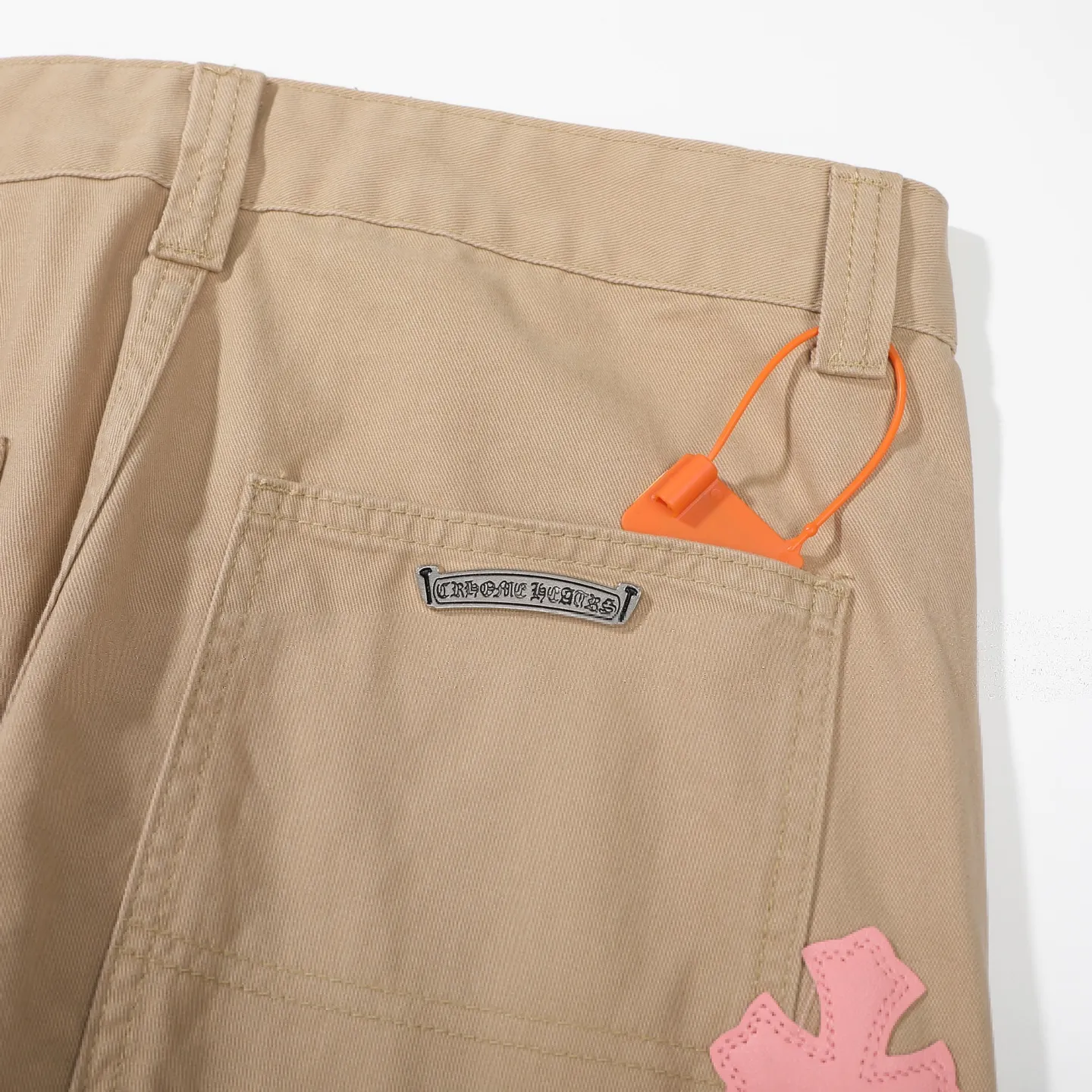 P270 CHROME HEARTS 2025 new khaki logging pink checkerboard cross leather couple style loose jeans Top ceiling quality Styles with different washed textures are very friendly to people with thin legs and thick legs. The straight and loose version is very flattering to the leg shape. The moderate length will never go out of style, easy to match with casually, the basic styling of various styles, a must-have in the wardrobe! The fabric is stiff but also makes the upper body soft without losing texture. The washing process is even more perfect. It is a must-have item for everyone! ! ! Color: Khaki Size: 28/30/32/34 Waist: 75/80/85/90 Knee: 45.5/47/48.5/50 Pants length: 102/104/106/108